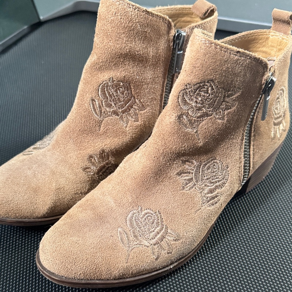 Lucky Brand 🍀 Embroidered Suede Ankle Boots - Tan